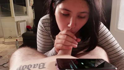 मी माझ्या सावत्र बहिणीला डिस्ने [कम] पाहताना चिडवतो